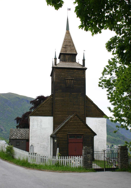 Fil:Leikanger kyrkje, vestfasade, AMH 2005.jpg