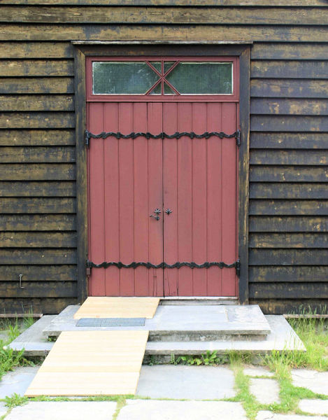 Fil:Leikanger kyrkje, vestinngangen, AMH 2005.jpg