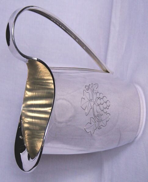 Fil:Leikanger kyrkje, vinkanne, AMH 2011.jpg