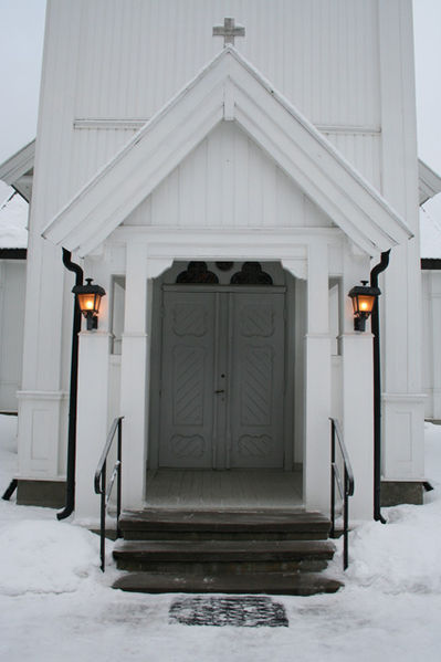 Fil:Lunder kirke, Ringerike Hovedinngang.jpg