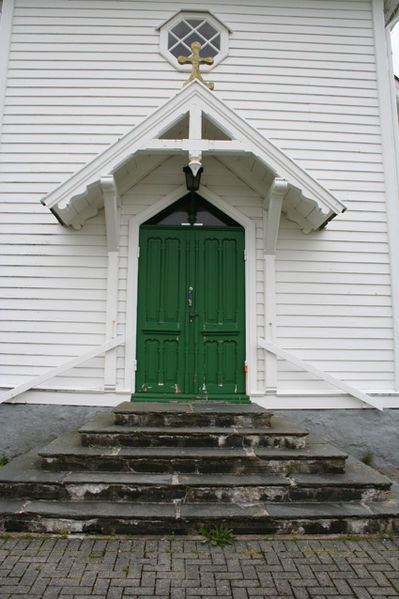 Fil:Lygra kyrkje Hovedinngang.jpg