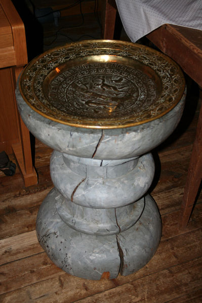 Fil:Mari kirke Døpefonten 1.jpg