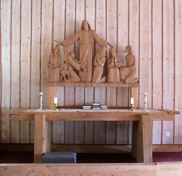 Fil:Mjølfjell, altarpartiet, AMH 2007.jpg