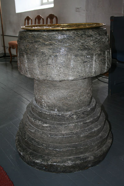 Fil:Nannestad kirke Døpefont 3.jpg