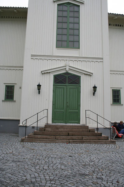 Fil:Nedre eiker kirke Hovedinngang.jpg