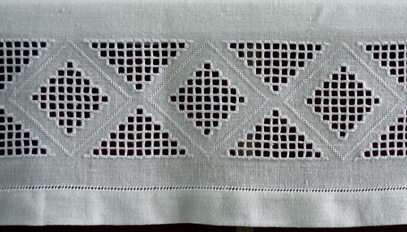 Fil:Nes kyrkje, altarduk d, AMH 2010.jpg