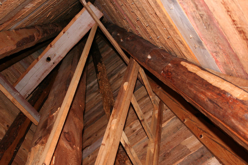 Fil:Nes kyrkje, hjelmen sett nedafrå, AMH 2010.jpg