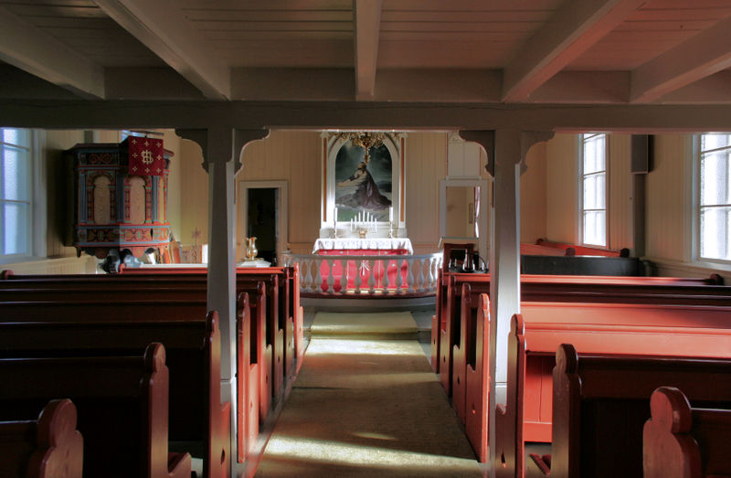 Fil:Nes kyrkje, interiør mot aust, AMH 2010.jpg