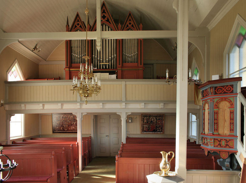 Fil:Nes kyrkje, interiør mot vest, AMH 2010.jpg