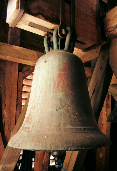 Fil:Nes kyrkje, klokke b, AMH 2010.jpg