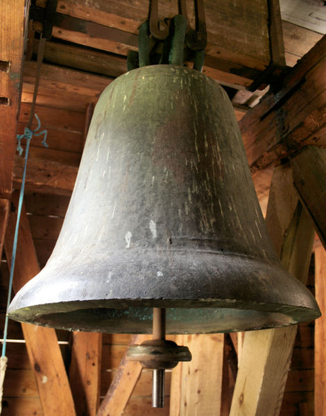 Fil:Nes kyrkje, klokke c, AMH 2010.jpg