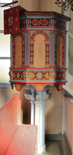 Fil:Nes kyrkje, preikestol med fot, AMH 2010.jpg