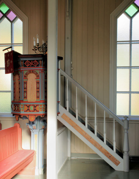 Fil:Nes kyrkje, preikestol med oppgang, AMH 2010.jpg