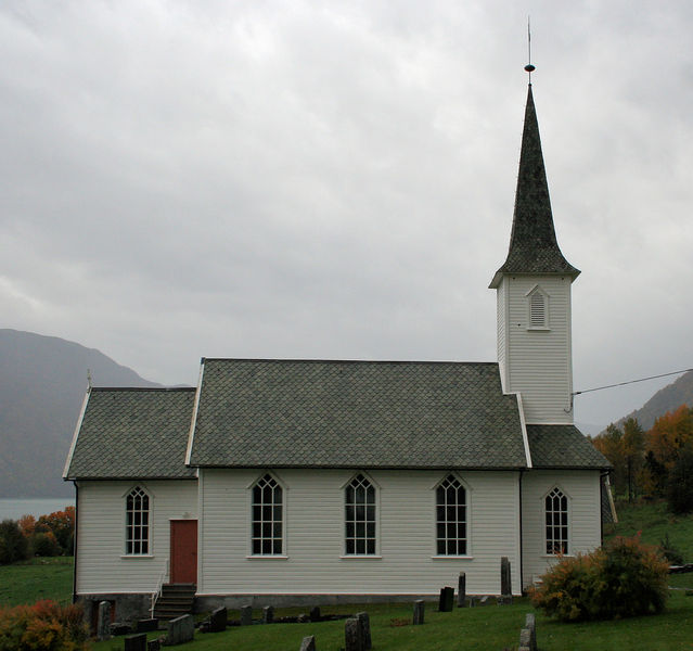 Fil:Nes kyrkje. nordfasade, AMH 2010.jpg