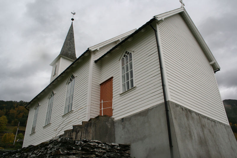 Fil:Nes kyrkje sett frå søraust, AMH 2010.jpg