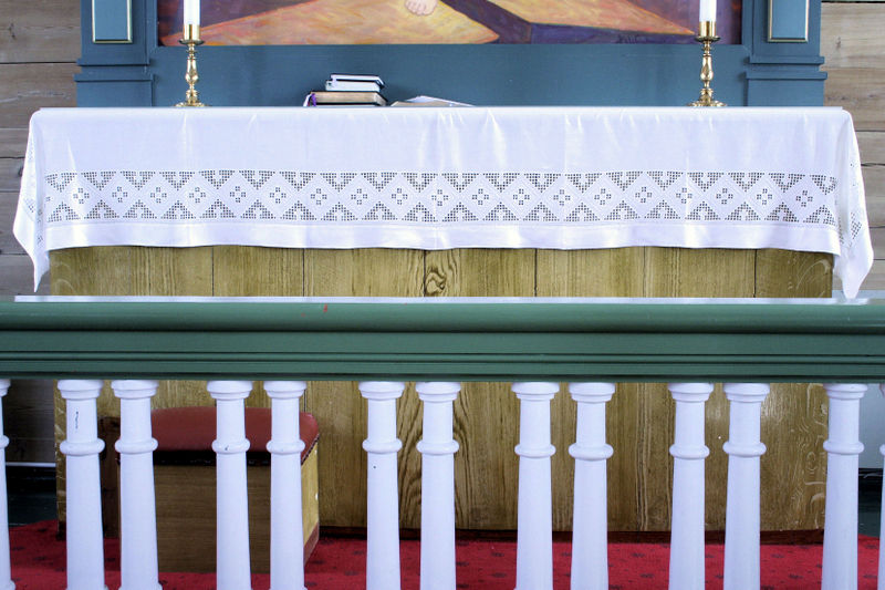 Fil:Nesheim, altar og skammel, AMH 2008.jpg