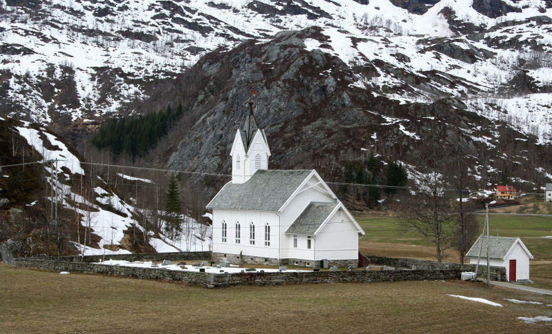 Fil:Nesheim, kyrkja og kyrkjegarden, AMH 2008.jpg