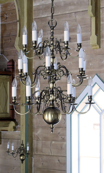 Fil:Nesheim, lysekrone og lampett, AMH 2008.jpg