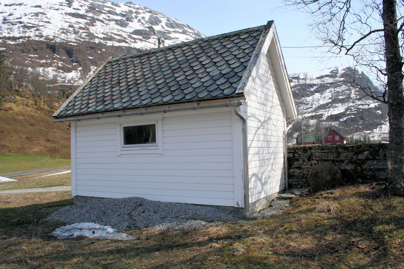 Fil:Nesheim, reiskapsbu sett frå nordvest, AMH 2008.jpg