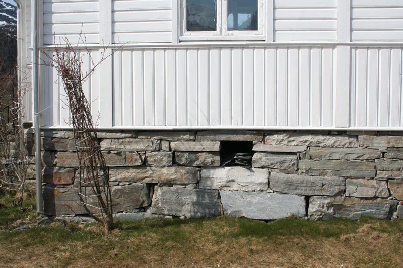 Fil:Nesheim kyrkje, grunnmur, detalj, AMH 2008.jpg