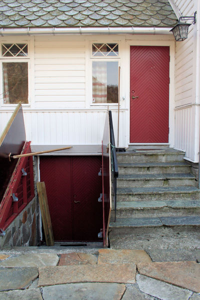 Fil:Nesheim kyrkje, nordinngang, AMH 2008.jpg