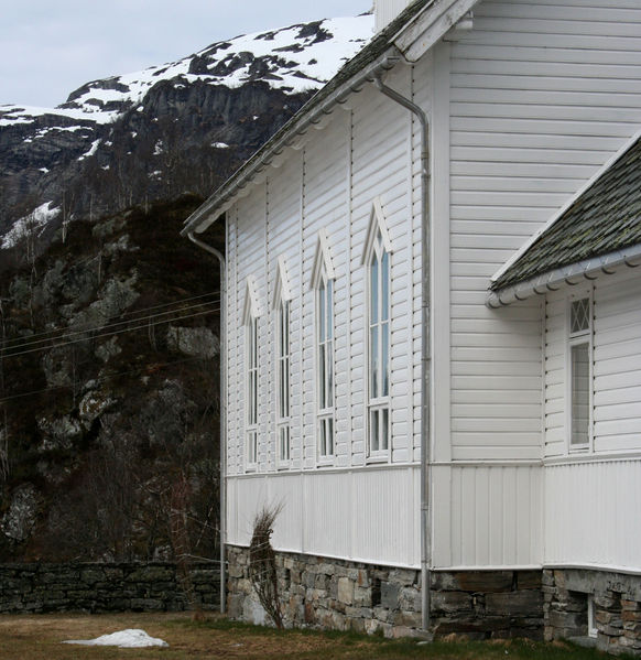 Fil:Nesheim kyrkje, sørvegg og fundament, AMH 2008.jpg