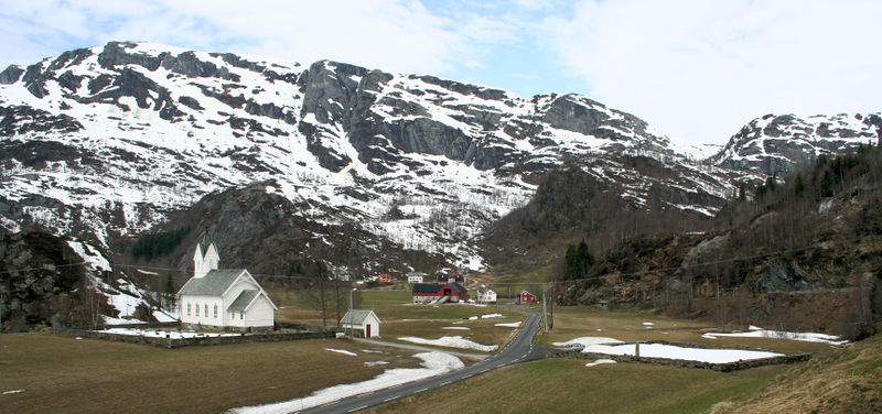 Fil:Nesheim kyrkje med kyrkjegardane, AMH 2008.jpg