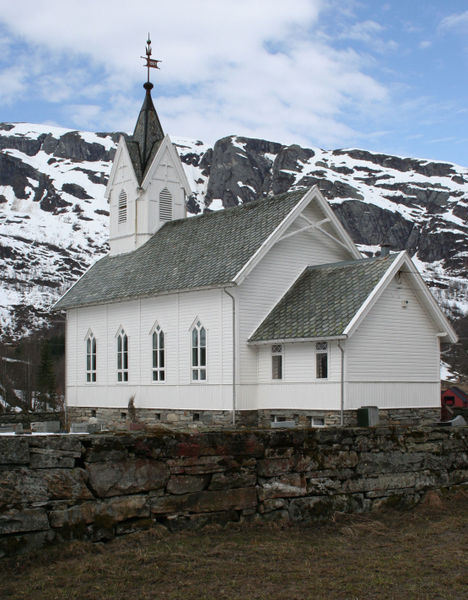 Fil:Nesheim kyrkje sett frå søraust, AMH 2008.jpg