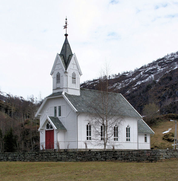 Fil:Nesheim kyrkje sett frå sørvest, AMH 2008.jpg