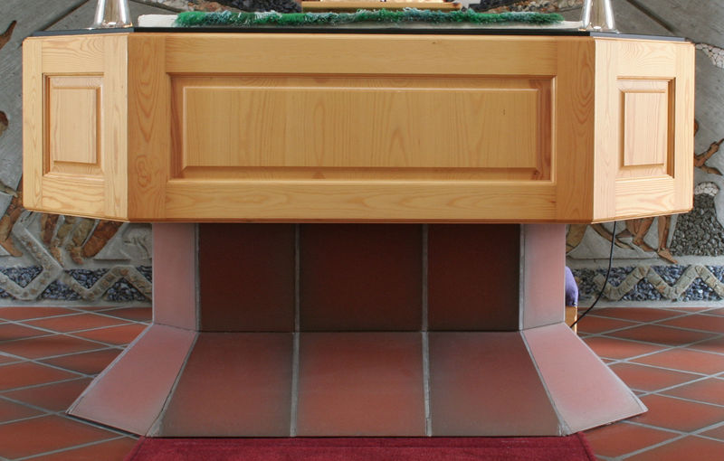 Fil:Norheimsund, altar, AMH 2007.jpg