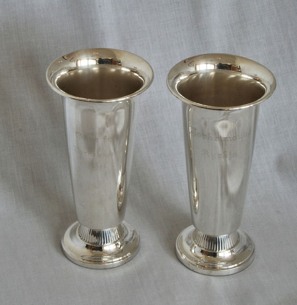 Fil:Norheimsund, blomstervasar, AMH 2007.jpg