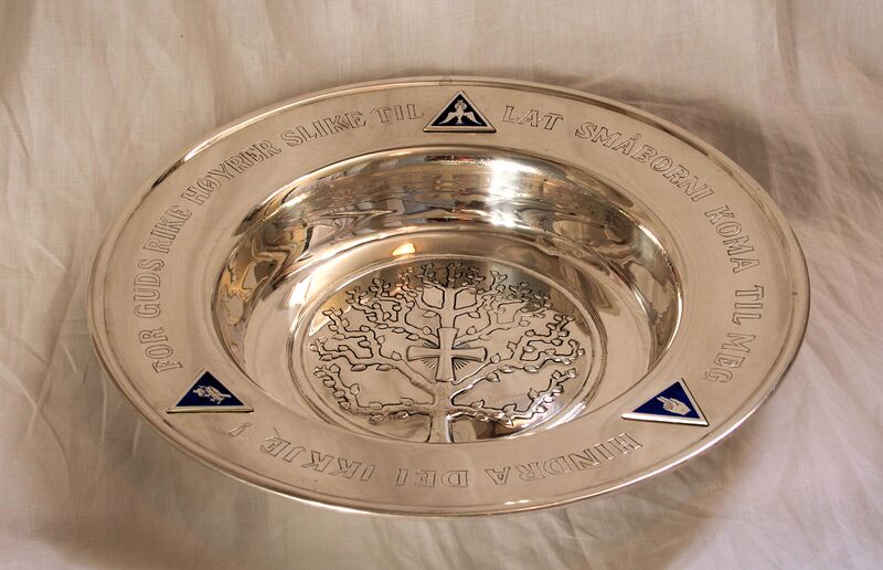 Fil:Odda kyrkje, dåpsfat b, AMH 2008.jpg