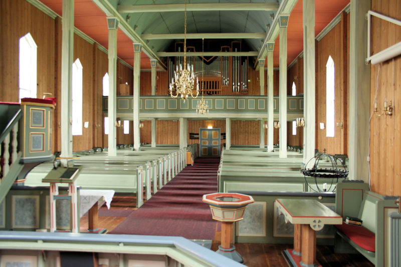 Fil:Odda kyrkje, interiør frå nordaust, AMH 2008.jpg