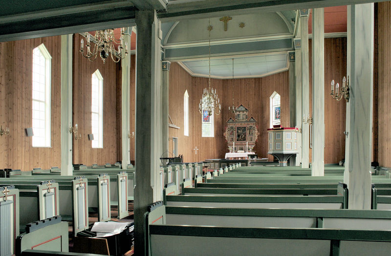 Fil:Odda kyrkje, interiør frå sørvest, AMH 2008.jpg