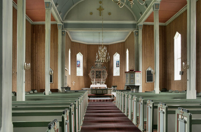 Fil:Odda kyrkje, interiør mot aust, AMH 2008.jpg