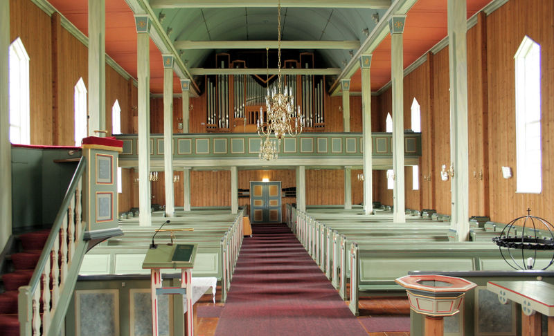 Fil:Odda kyrkje, interiør mot vest, AMH 2008.jpg