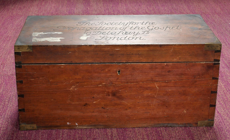 Fil:Odda kyrkje, kiste med messeutstyr, AMH 2008.jpg