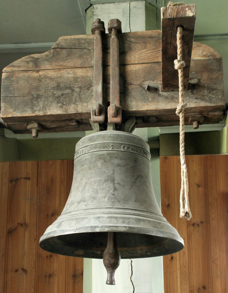 Fil:Odda kyrkje, klokke a 1, AMH 2008.jpg