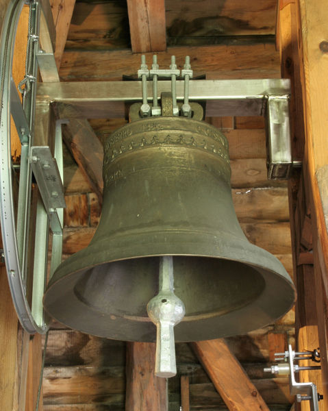 Fil:Odda kyrkje, klokke b 1, AMH 2008.jpg