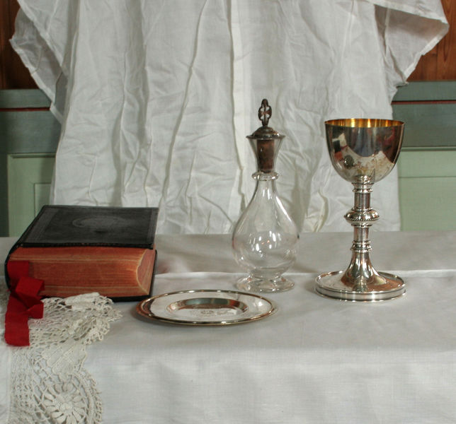 Fil:Odda kyrkje, messeutstyr frå England, AMH 2008.jpg