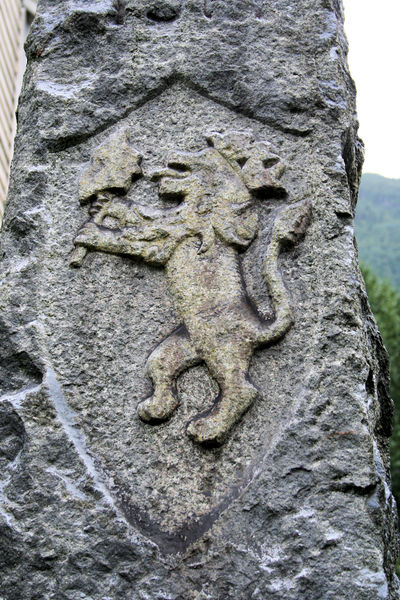 Fil:Odda kyrkje, minnesmerke, detalj, AMH 2008.jpg