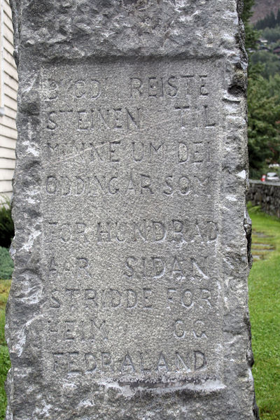 Fil:Odda kyrkje, minnesmerke, innskrift, AMH 2008.jpg