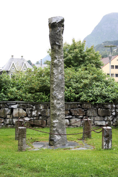 Fil:Odda kyrkje, minnesmerke 1, AMH 2008.jpg