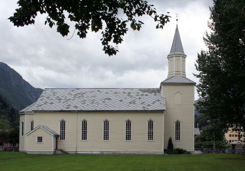 Fil:Odda kyrkje, nordfasade, AMH 2008.jpg