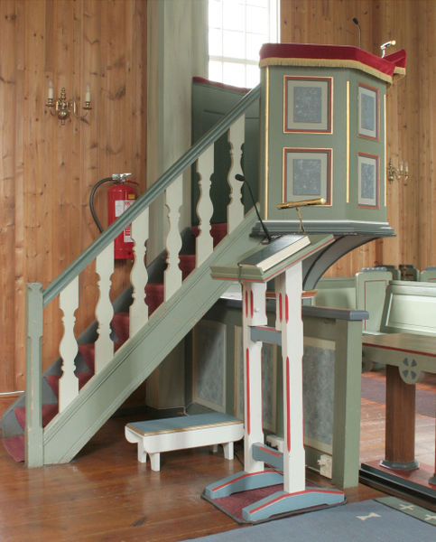 Fil:Odda kyrkje, preikestol og lesepult, AMH 2008.jpg