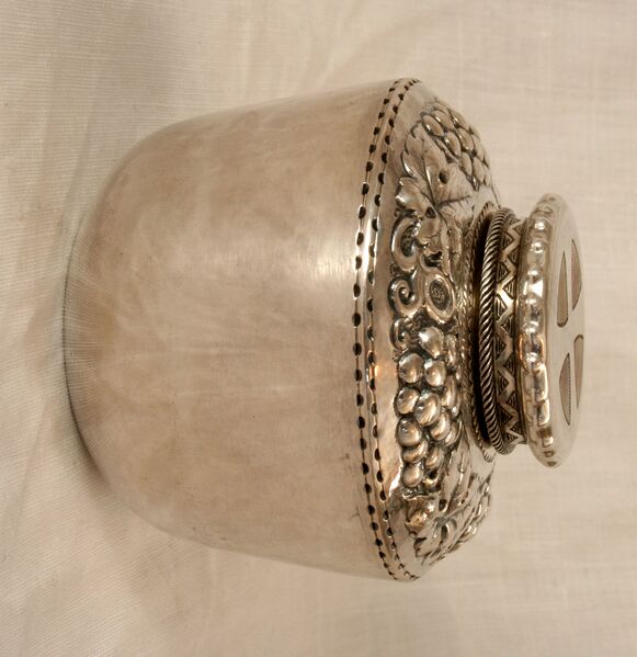 Fil:Odda kyrkje, soknebodssett, vinkrukke, AMH 2008.jpg