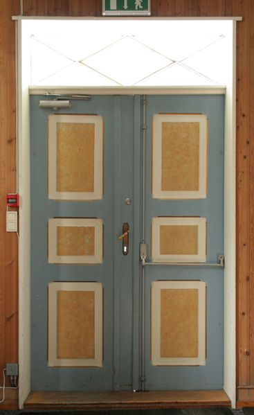 Fil:Odda kyrkje, vestinngang innvendes, AMH 2008.jpg