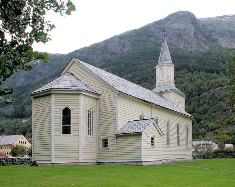 Fil:Odda kyrkje sett frå nordaust, AMH 2008.jpg