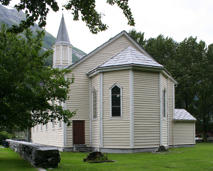 Fil:Odda kyrkje sett frå søraust, AMH 2008.jpg