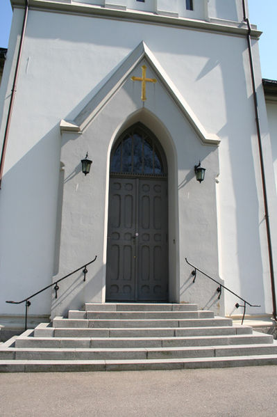 Fil:Onsøy kirke Hovedinngang.jpg